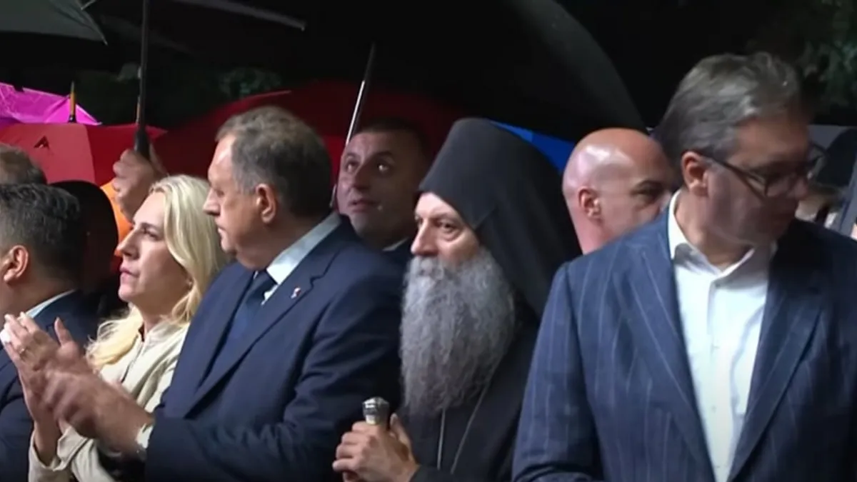 Mnogima je promaklo da Milorad Dodik nije ni dočekao kraj govora Aleksandra Vučića na komemorativnom skupu