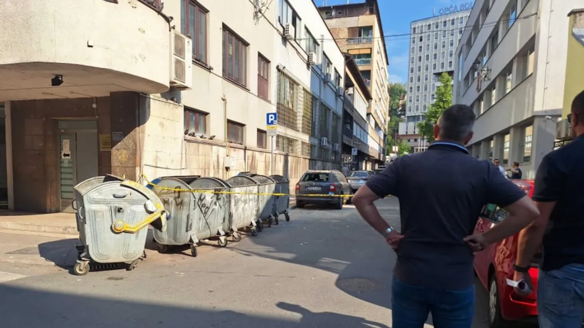 Pripadnici MUP-a KS su trakom ogradili ulicu, koja je trenutno blokirana za saobraćaj