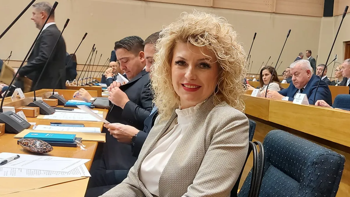 Odlazi, a da nije položio račune narodu za svoj dugogodišnji rad, navela je Orašanin