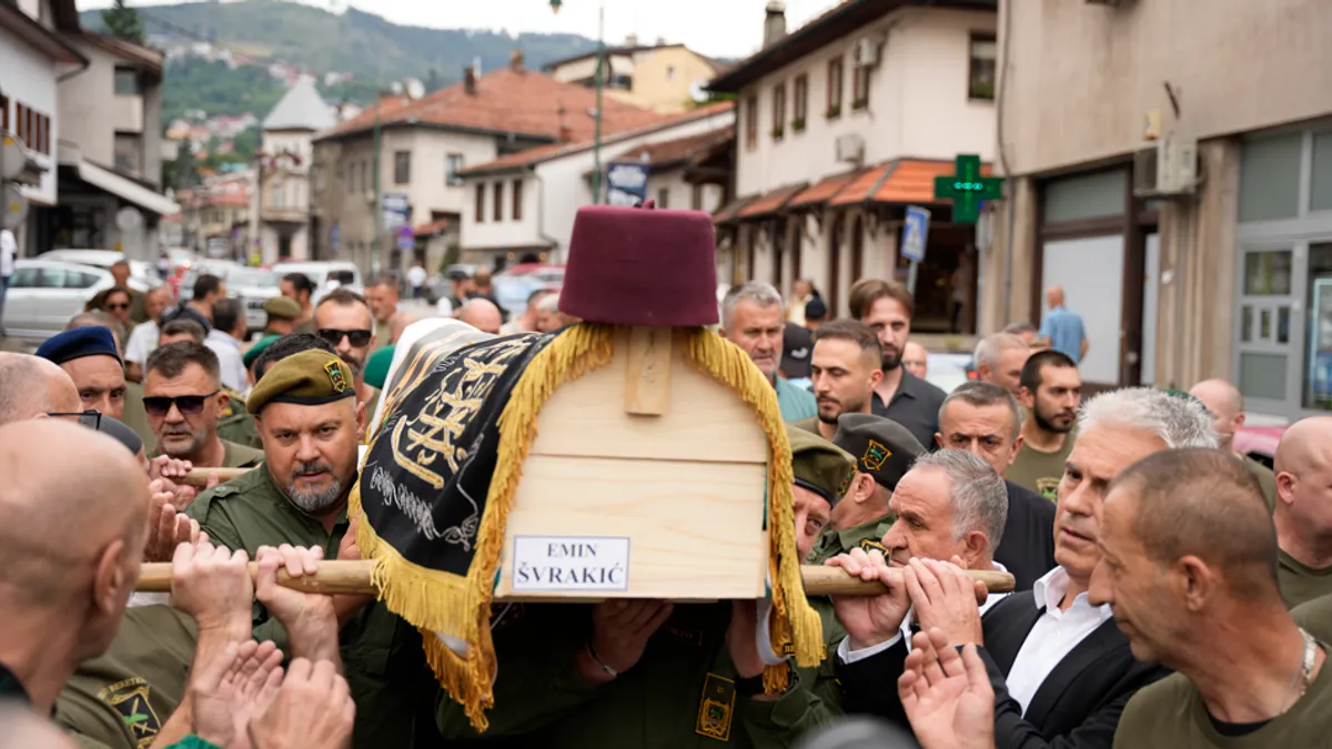 Iza nas je još jedan težak i bolan dan. Iza nas je dan u kojem smo na ahiret ispratili našeg hadži Emina Švrakića.