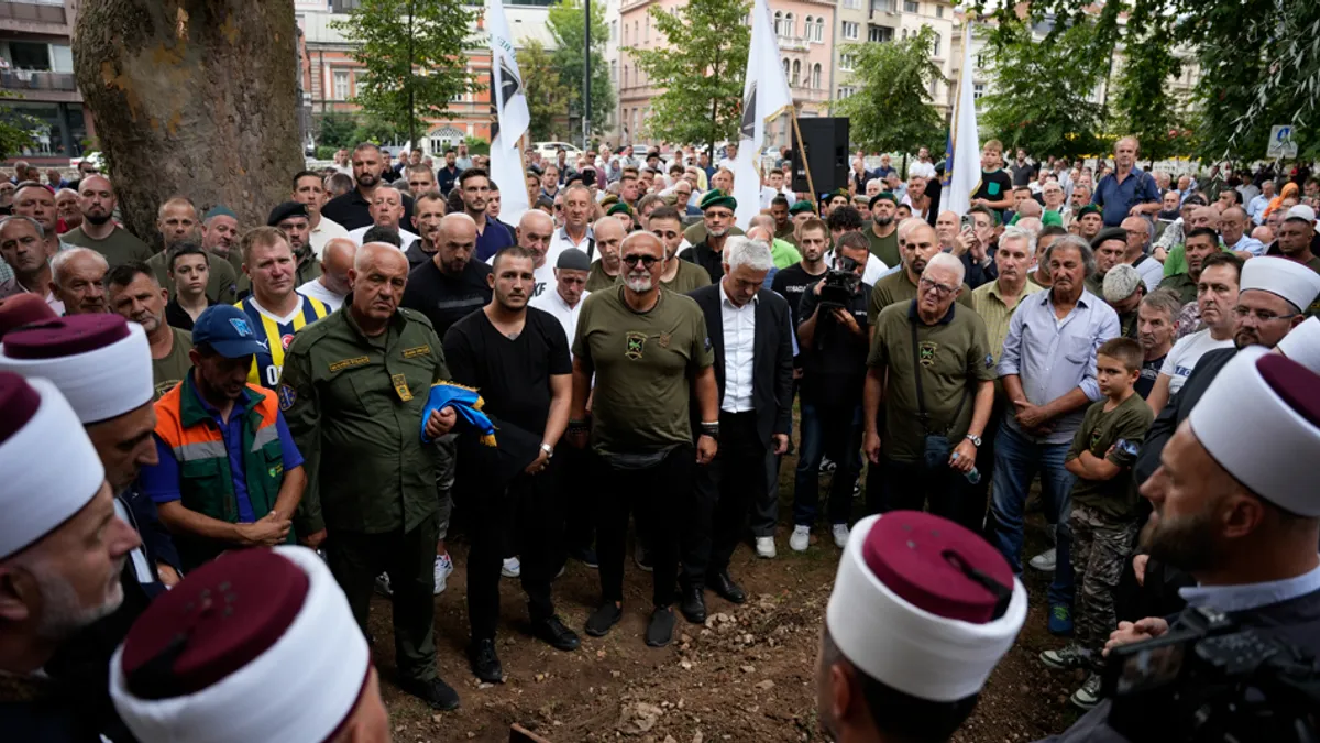 Iza nas je još jedan težak i bolan dan. Iza nas je dan u kojem smo na ahiret ispratili našeg hadži Emina Švrakića.