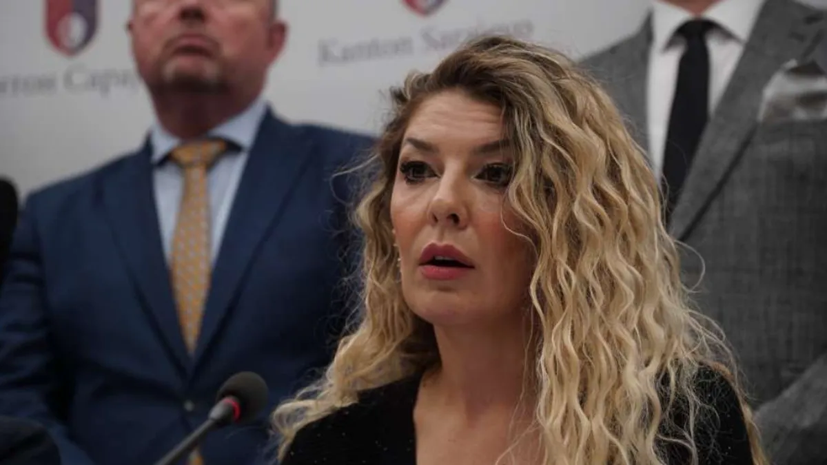 Mesihović je uhapšena 10. aprila u sklopu akcije 'Koverta', a osumnjičena je za zloupotrebu položaja ili ovlaštenja, odnosno nezakonito zapošljavanje u ministarstvu