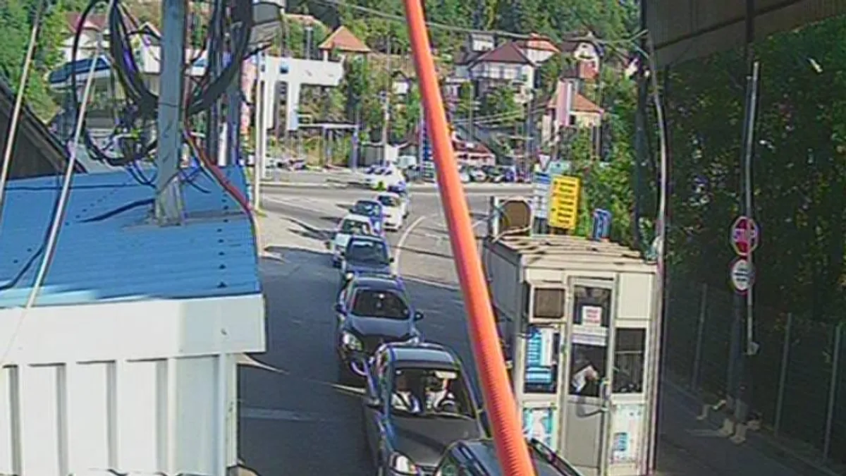 Povećan je broj saobraćajnih nezgoda, najčešće uslijed vožnje neprilagođene uslovima na putu, kao i zbog nepoštivanja drugih saobraćanih propisa.