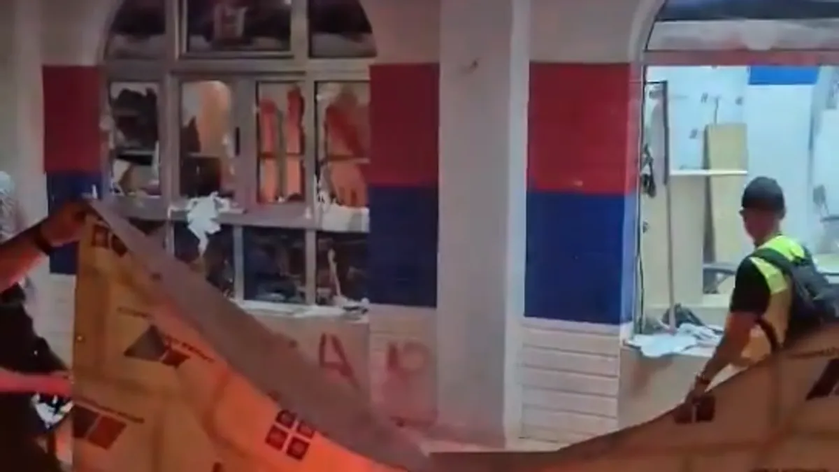 Atmosfera ispred prostorija stranke je bila haotična, a u jednom trenutku bila je bačena i dimna bomba