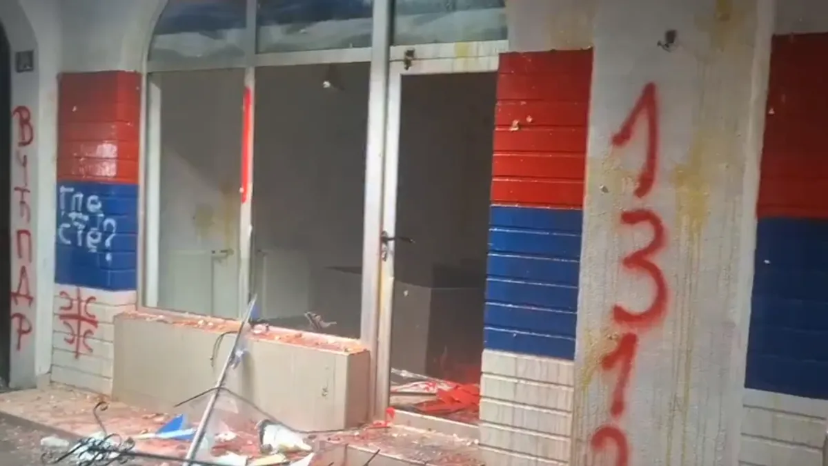 Atmosfera ispred prostorija stranke je bila haotična, a u jednom trenutku bila je bačena i dimna bomba