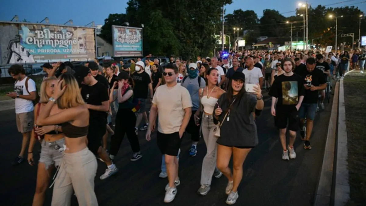 Građani su se već okupili na Autokomandi, odakle su krenuli u protestnu šetnju
