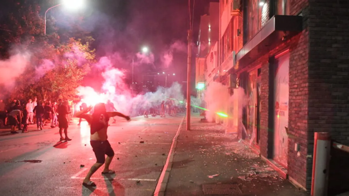 Okupljaju se pristalice SNS-a, studenti im poručili: Igrate se provociranja, pucate iz prazne puške