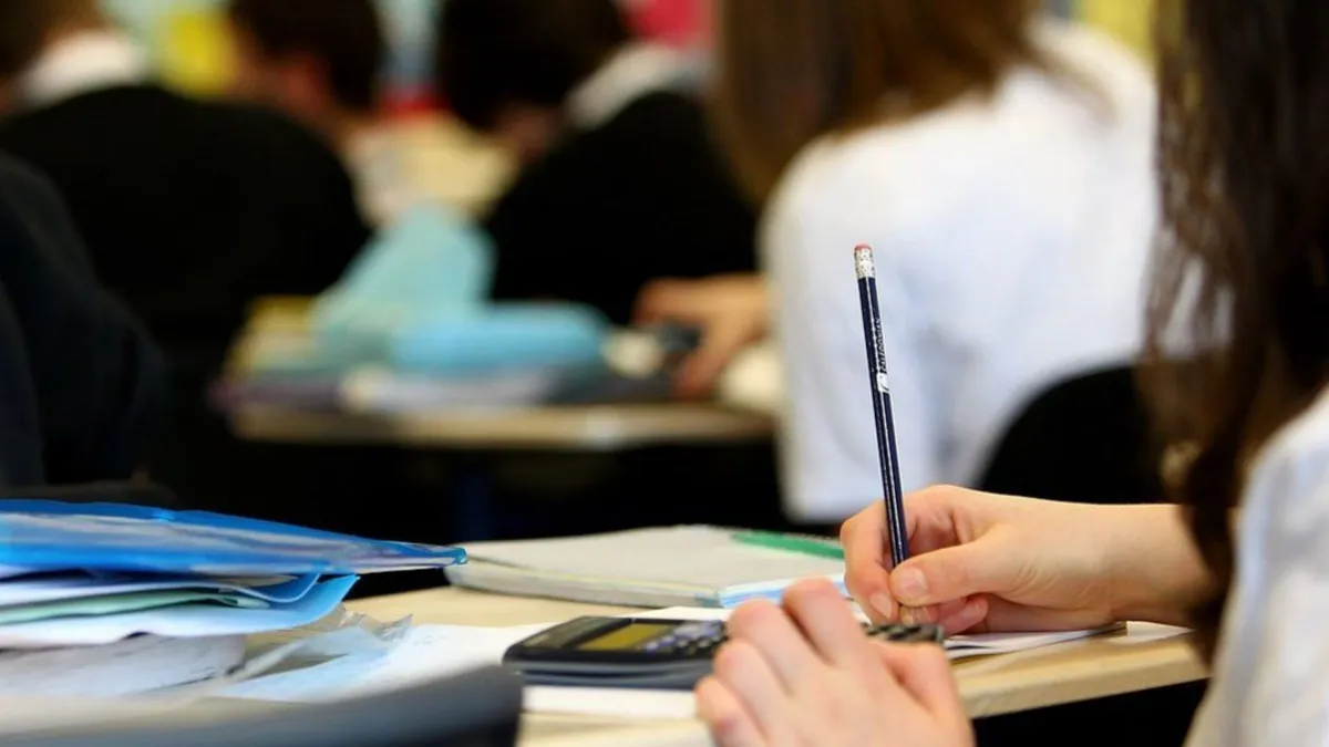 Došli smo u situaciju da se stalno bavimo se konkurisma, a ne obrazovanjem djece, kaže sindikalista Sivro