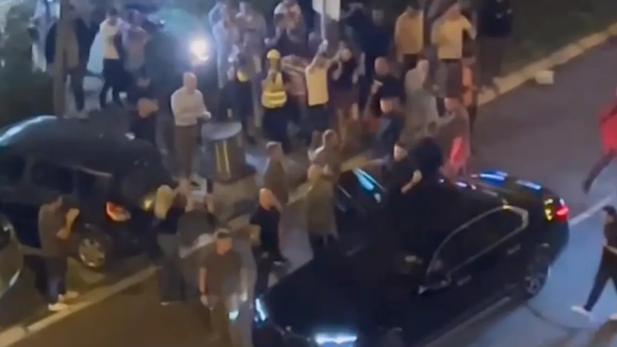 Dok su se demonstranti kretali prema Pravnom fakultetu, predsjednik Srbije došao je u prostorije SNS-a u pratnji obezbjeđenja