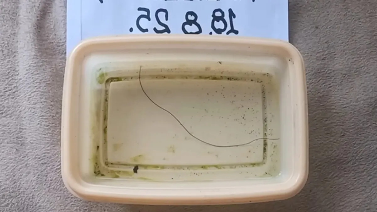 Korisnici Facebooka su uz objavu postavili i pitanje: "Kakvu mi to vodu pijemo?"