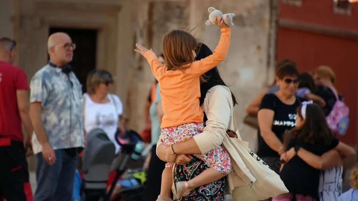 Švedska se 2024. prva u svijetu odlučila za zakon koji omogućuje bakama i djedovima da koriste plaćeni roditeljski dopust dok se brinu za unuke