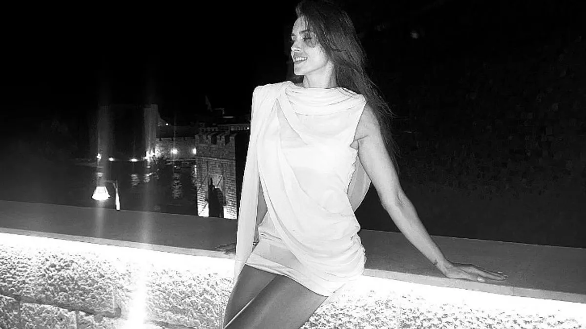 Lijepa manekenka privukla je pažnju prolaznika i medija pozirajući u elegantnoj kratkoj haljini