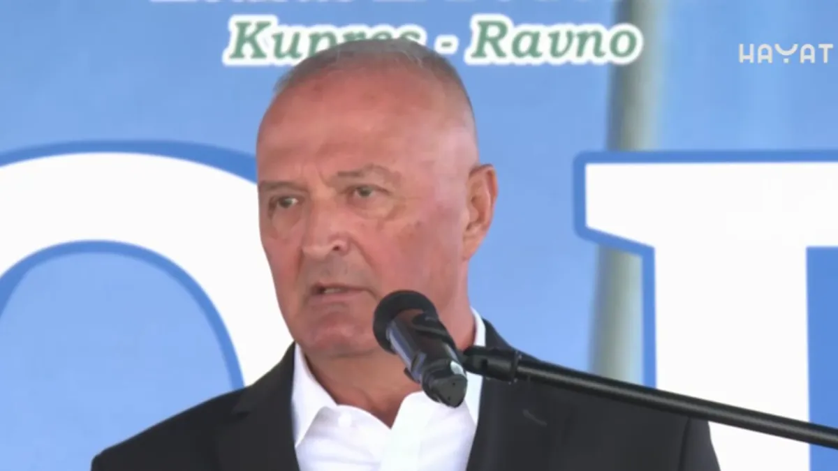 Helez je naglasio kako su ovu džamiju izgradili ne samo Bošnjaci govoreći kako je ovo primjer kako se treba graditi budućnost BiH.