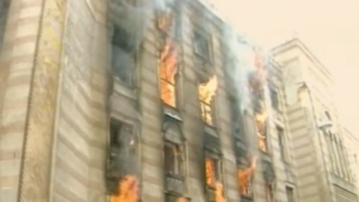 Za vrijeme opsade Sarajeva, od 1992. do 1995. godine, Vijećnica je bila više puta granatirana