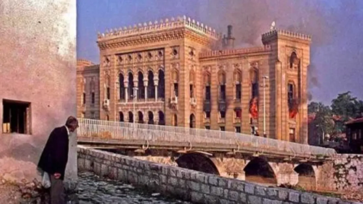 Za vrijeme opsade Sarajeva, od 1992. do 1995. godine, Vijećnica je bila više puta granatirana