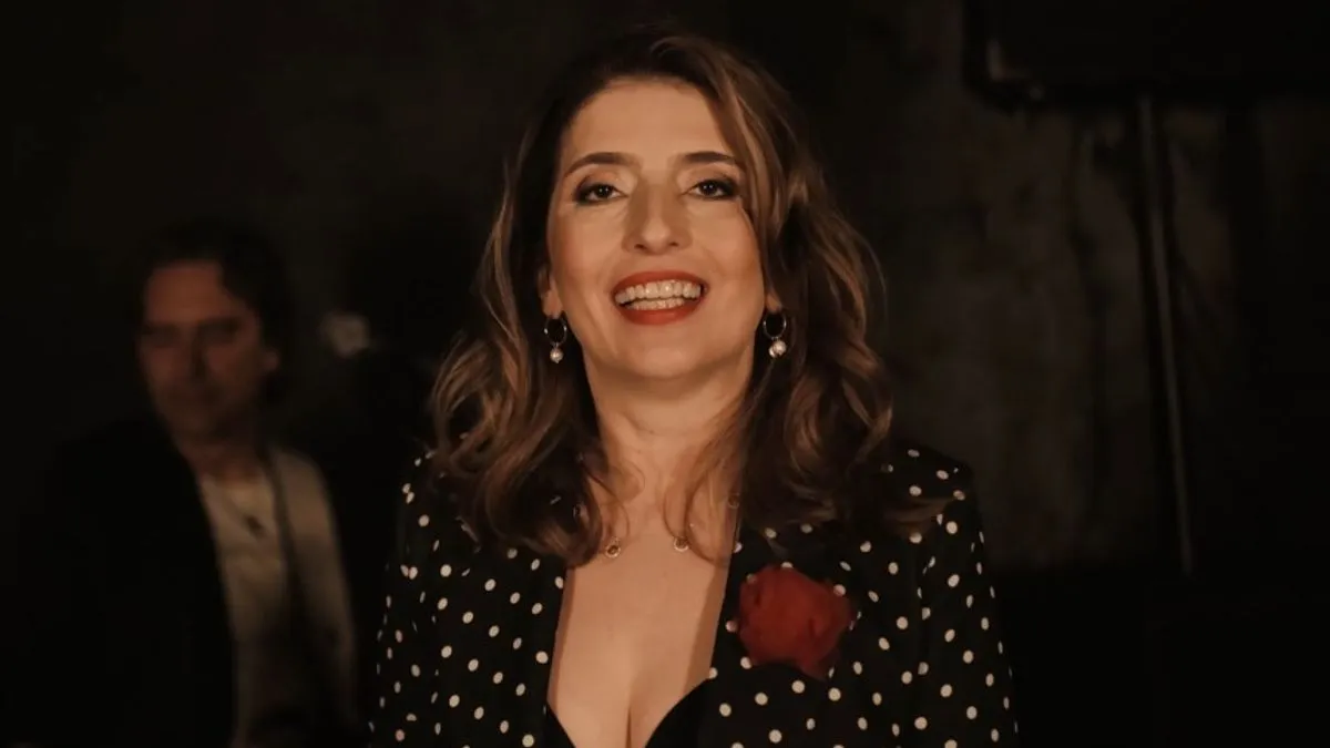 Muzički aranžman donosi mediteranski ugođaj, melodiju koja podsjeća na more, romantiku i emociju