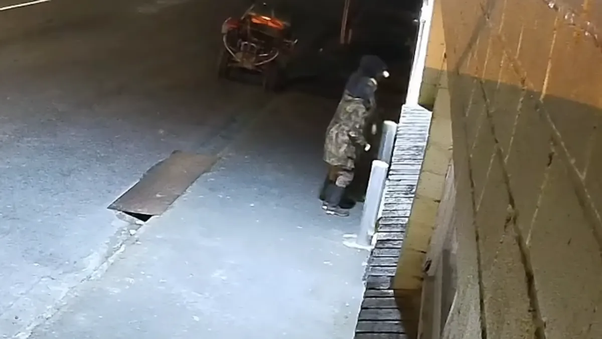 U oktobru prošle godine Phillips i njegova djeca prvi put su viđeni od trenutka nestanka, kada su ih snimili tinejdžeri dok su planinarili.