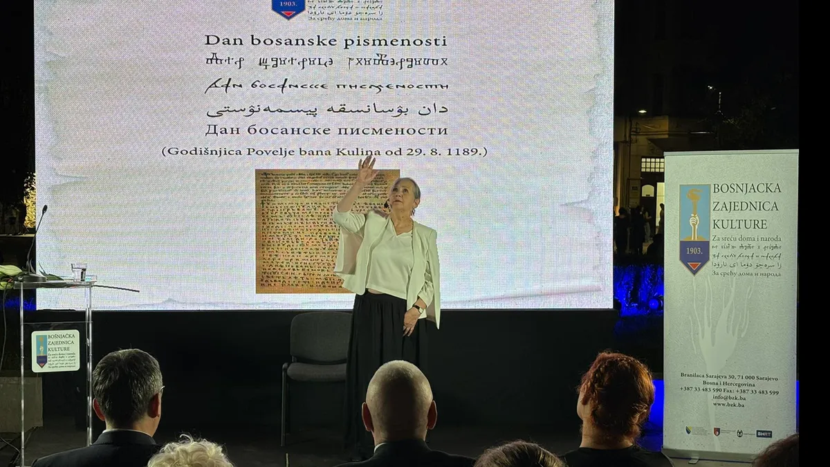Performans, zasnovan na poeziji Maka Dizdara, jednog od najvećih pjesnika bosanskog jezika, održan je sinoć na Trgu oslobođenja – Alija Izetbegović 