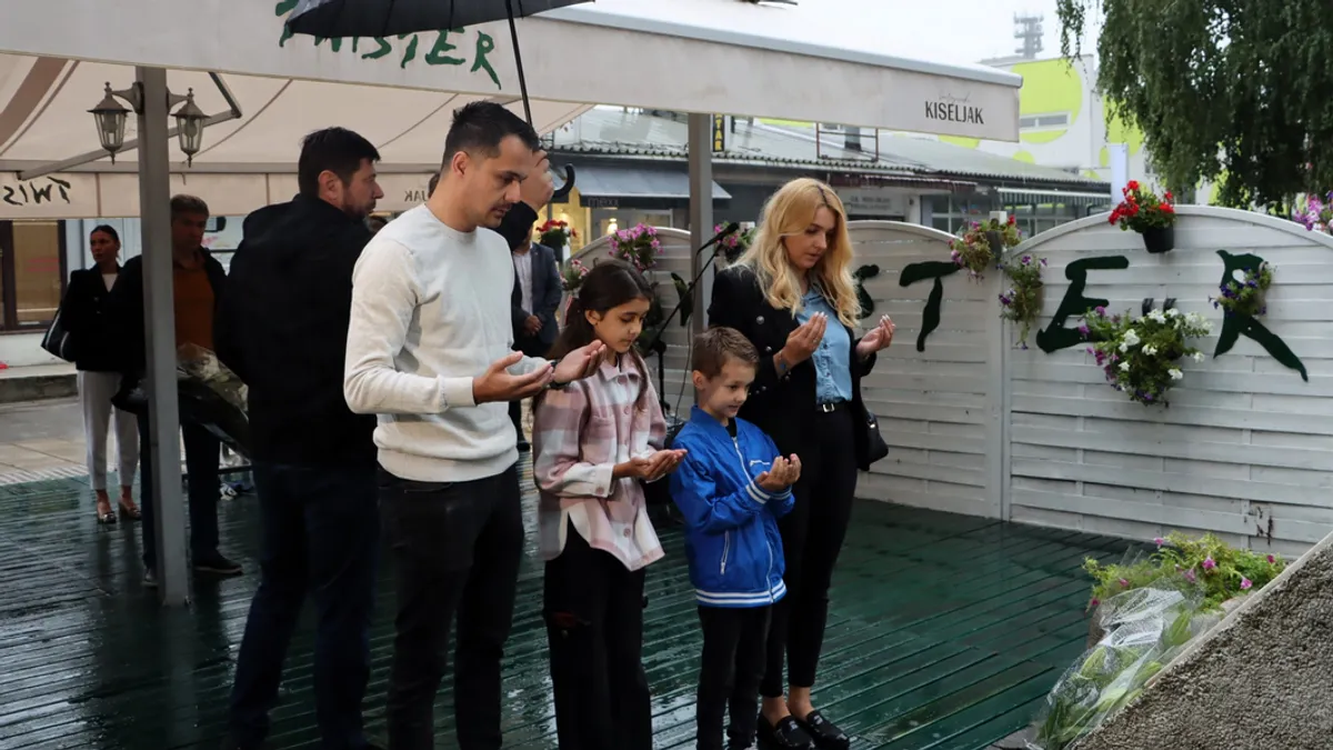 Granata ispaljena s agresorskih položaja Vojske RS iz pravca Nedžarića ubila je 11, dok je teže i lakše ranila 53 Sarajlija