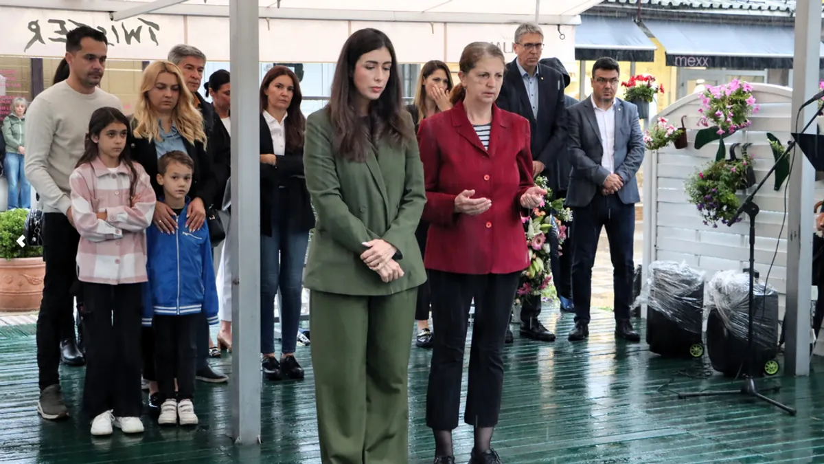 Granata ispaljena s agresorskih položaja Vojske RS iz pravca Nedžarića ubila je 11, dok je teže i lakše ranila 53 Sarajlija