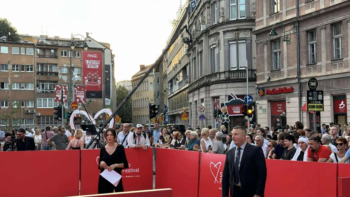 Na prepunom Pozorišnom trgu ispred Narodnog pozorišta svečano je počela ceremonija crvenog tepiha