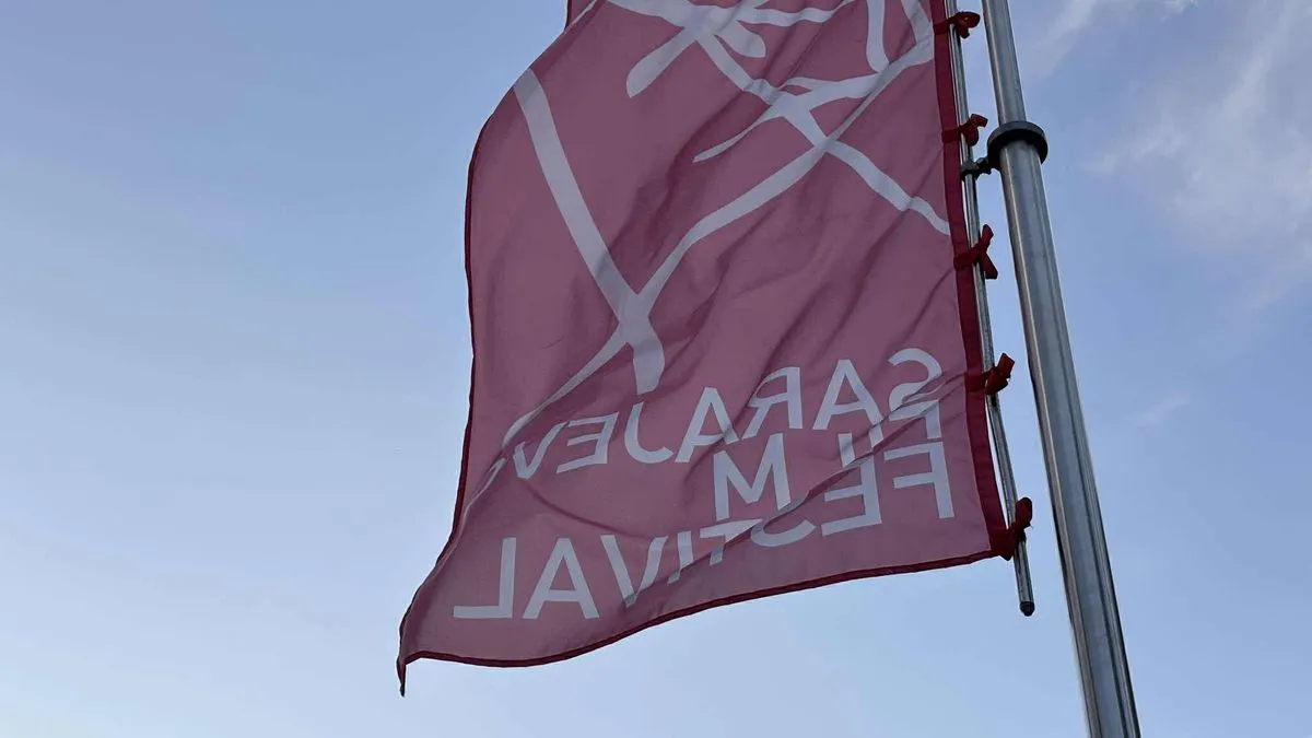 Na prepunom Pozorišnom trgu ispred Narodnog pozorišta svečano je počela ceremonija crvenog tepiha