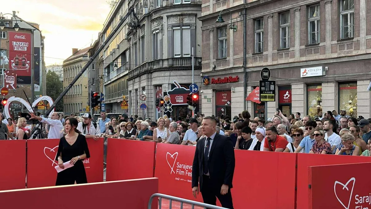 Na prepunom Pozorišnom trgu ispred Narodnog pozorišta svečano je počela ceremonija crvenog tepiha