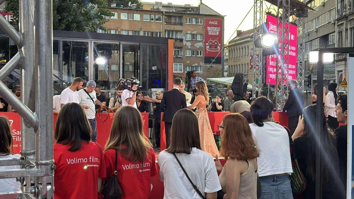 Na prepunom Pozorišnom trgu ispred Narodnog pozorišta svečano je počela ceremonija crvenog tepiha