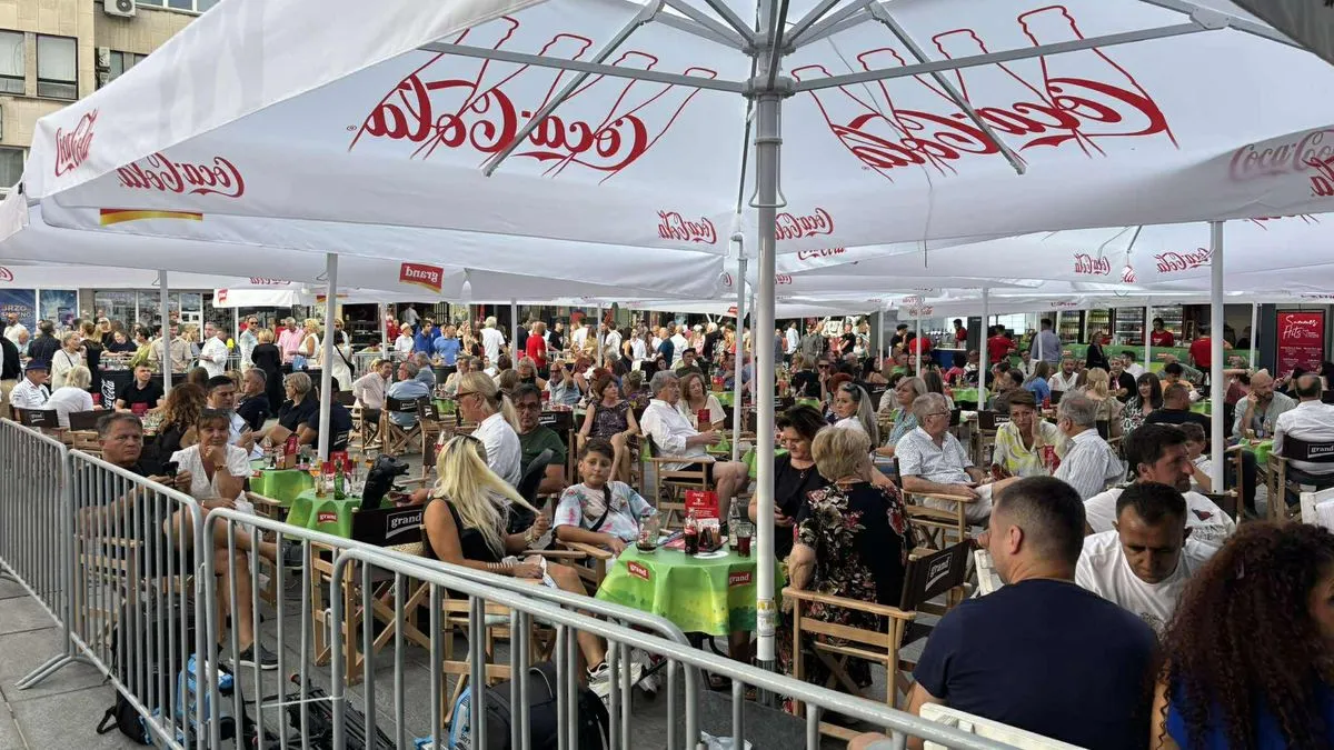 Na prepunom Pozorišnom trgu ispred Narodnog pozorišta svečano je počela ceremonija crvenog tepiha