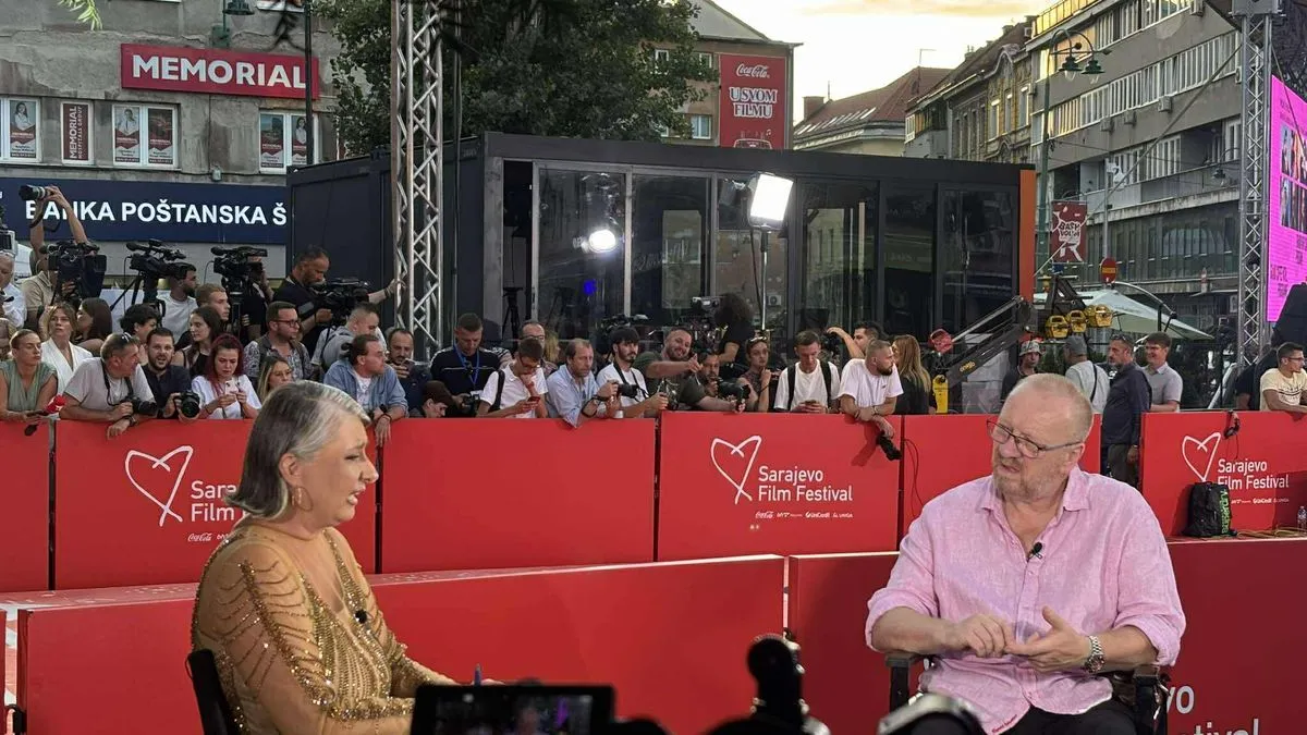 Na prepunom Pozorišnom trgu ispred Narodnog pozorišta svečano je počela ceremonija crvenog tepiha