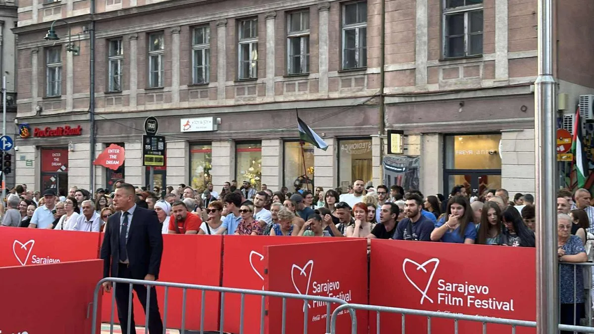 Na prepunom Pozorišnom trgu ispred Narodnog pozorišta svečano je počela ceremonija crvenog tepiha