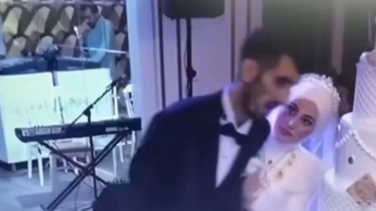 Na snimku koji je zabilježen vidi se kako mlada pokušava spriječiti njegov pad.