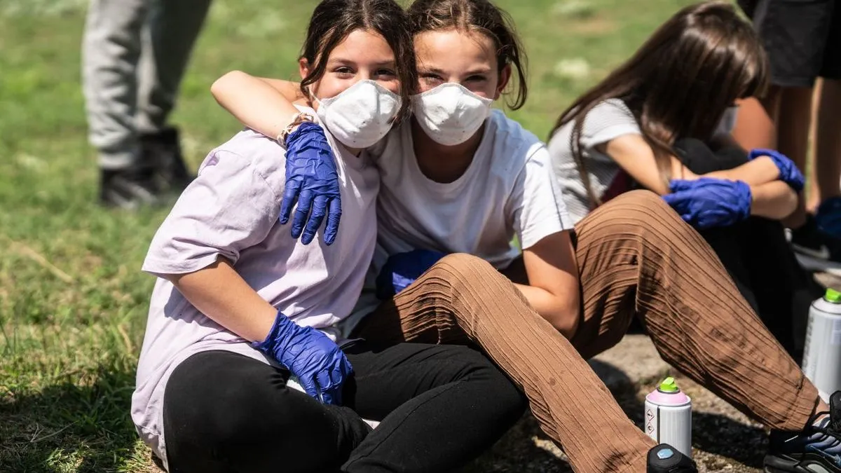 Učesnici su na kraju programa predstavili svoje radove, pojedinačne i zajedničke, uključujući veliki oslikani pano.