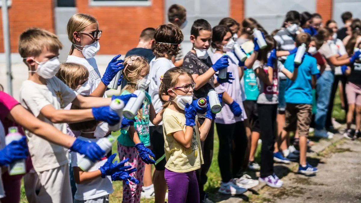 Učesnici su na kraju programa predstavili svoje radove, pojedinačne i zajedničke, uključujući veliki oslikani pano.