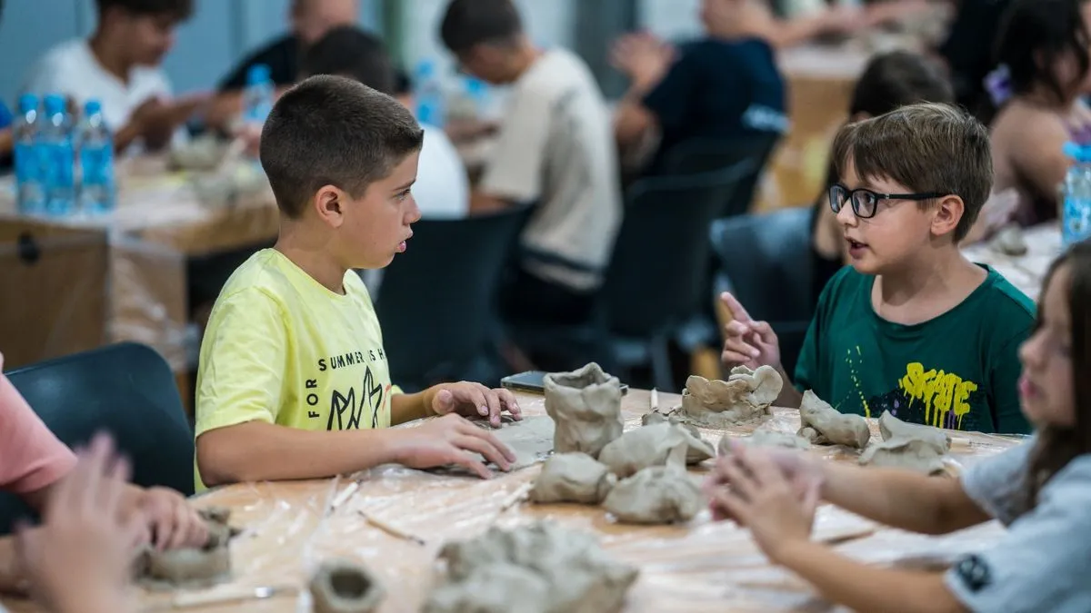 Učesnici su na kraju programa predstavili svoje radove, pojedinačne i zajedničke, uključujući veliki oslikani pano.