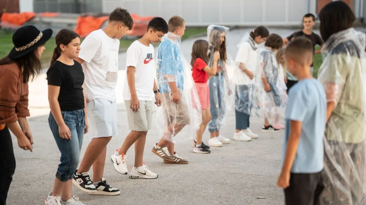 Učesnici su na kraju programa predstavili svoje radove, pojedinačne i zajedničke, uključujući veliki oslikani pano.