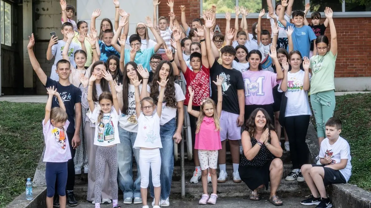 Učesnici su na kraju programa predstavili svoje radove, pojedinačne i zajedničke, uključujući veliki oslikani pano.