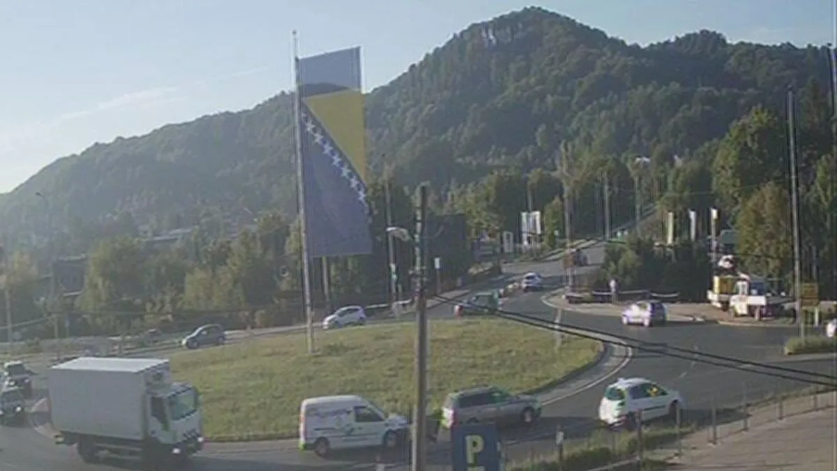 Iz saobraćajnih službi ponovo apeliraju na vozače da budu strpljivi, prilagode vožnju uslovima na cesti i poštuju saobraćajne propise.