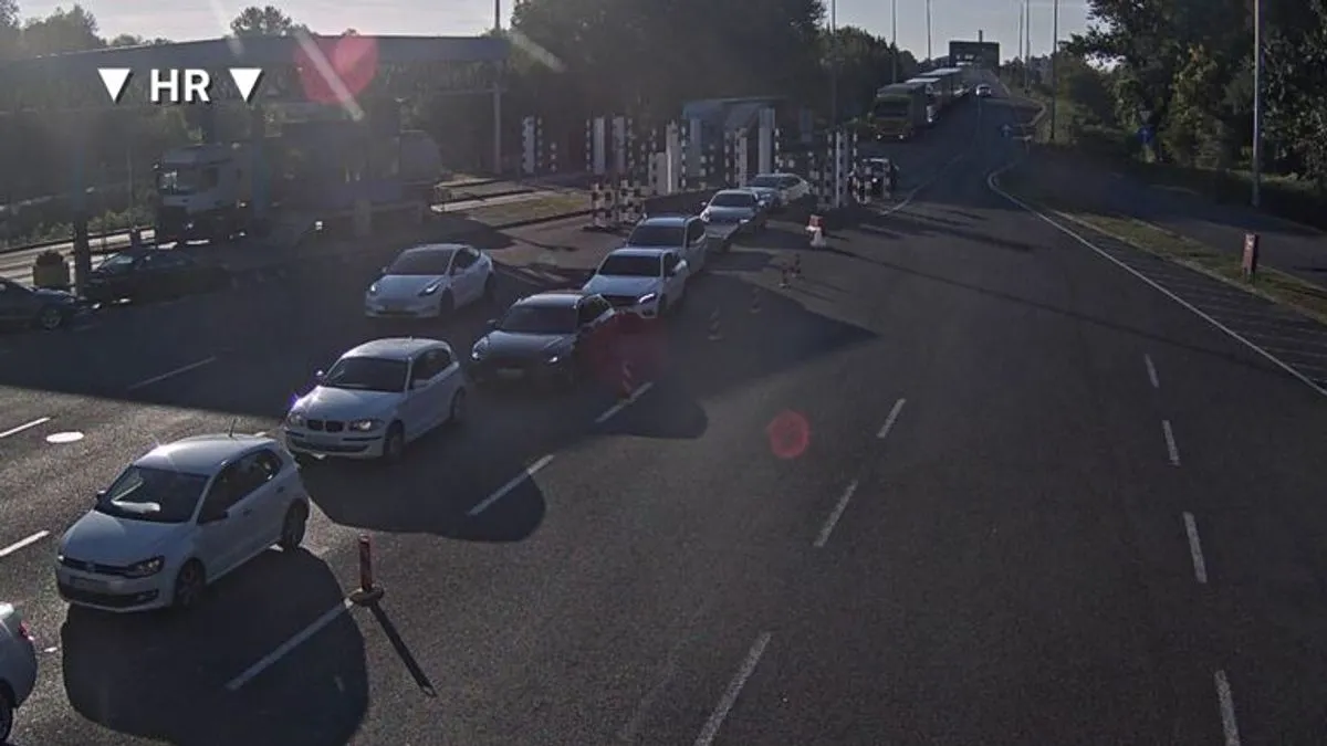 Iz saobraćajnih službi ponovo apeliraju na vozače da budu strpljivi, prilagode vožnju uslovima na cesti i poštuju saobraćajne propise.