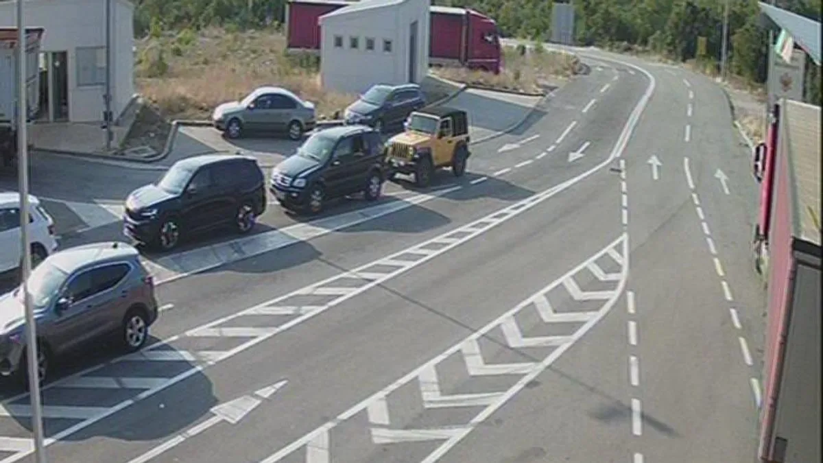 Iz saobraćajnih službi ponovo apeliraju na vozače da budu strpljivi, prilagode vožnju uslovima na cesti i poštuju saobraćajne propise.