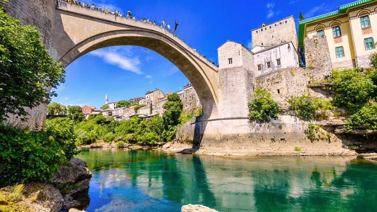 I sutra u Bosni i Hercegovini pretežno sunčano vrijeme, najviša dnevna temperatura zraka uglavnom između 30 i 36 stepeni