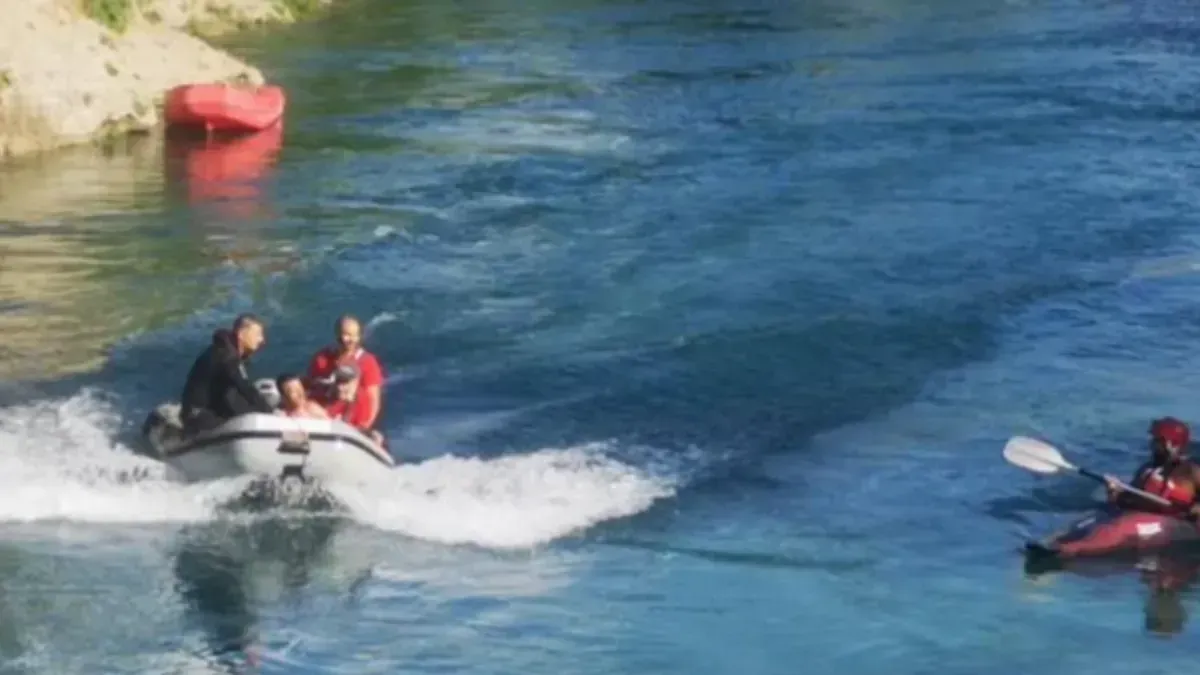 Tokom istrage, jedan od maloljetnika je priznao da je petnaestogodišnjak bacio Abdoua u vodu