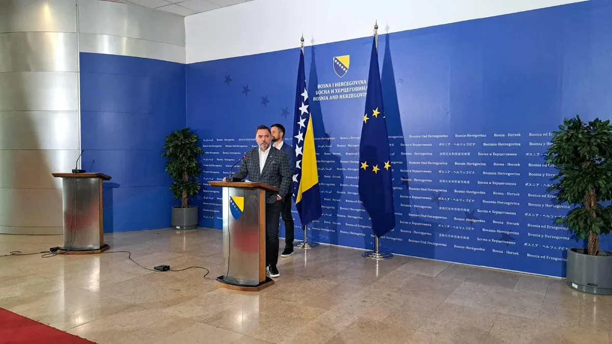 Ministar Košarac je sve vrijeme obraćajući se javnosti jednu ruku držao u džepu.