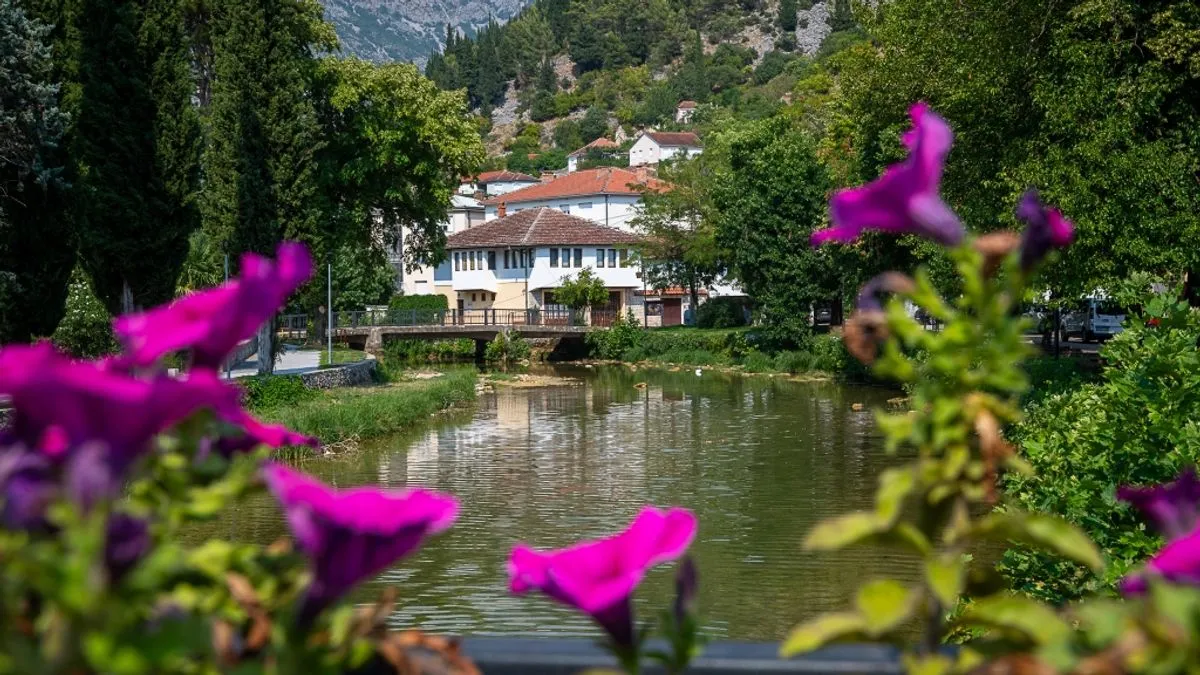 Stolac je te 1994. bio na koljenima, ali nije bio mrtav. Jer u njegovom pepelu gorjela je iskrica vjere, zavjeta i nade – da će se Bošnjak vratiti, da će Stolac ponovo živjeti. 