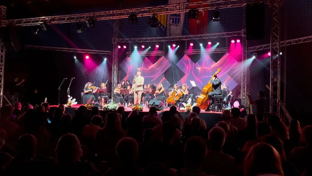 Prva noć Festivala koji traje 53. godine u znaku narodnih velikih hitova.