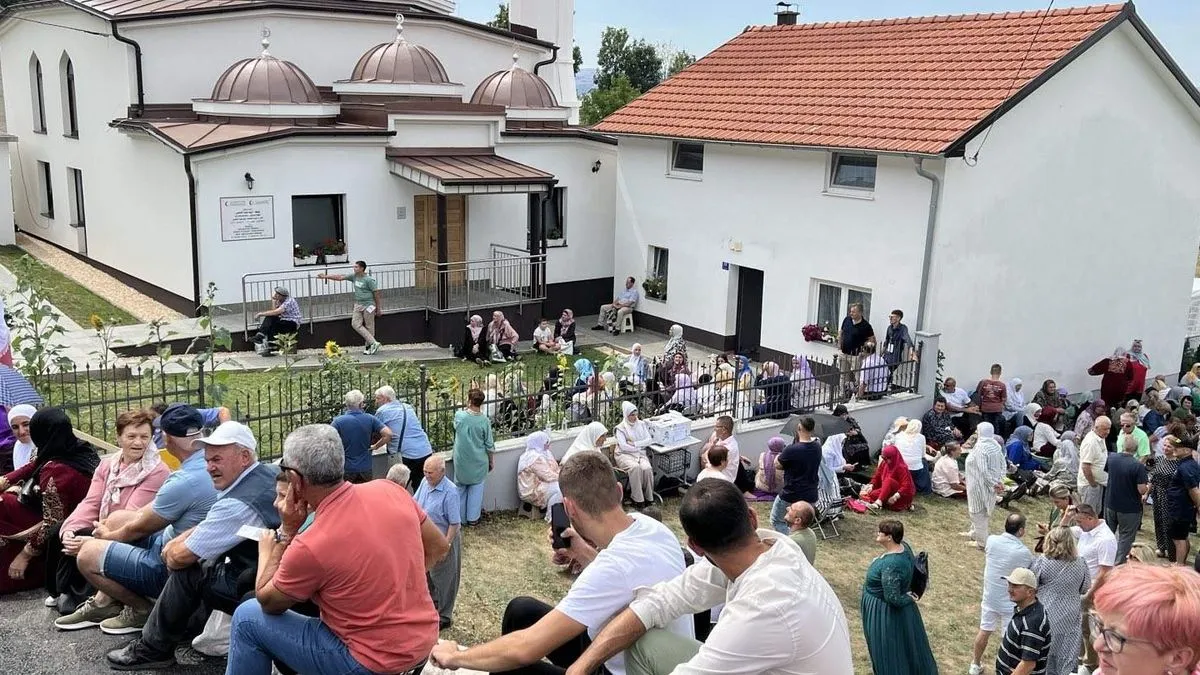 Čast da otvori džamiju pripala je Fatimi Đugum, jednoj od donatorica za izgradnju džamije i članici džemata Oplećani.