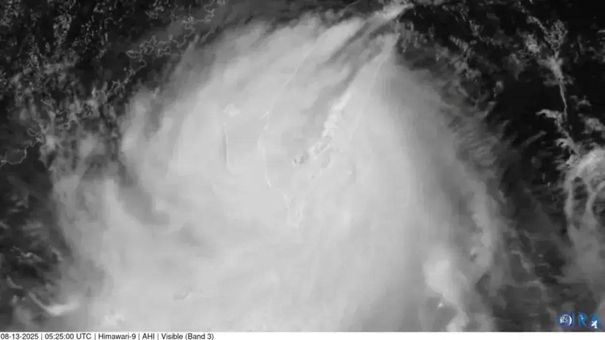 Očekuje se dalje jačanje, s udarima do 180 km/h, upozorili su kineski prognostičari.