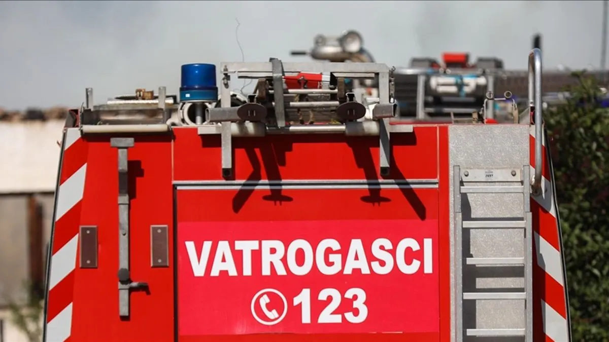 Požar su gasila dva vatrogasna vozila, ali je objekat već uveliko bio zahvaćen vatrom