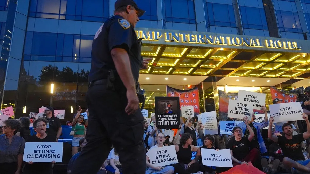 Protest je predvodila jevrejsko-američka grupa, uz zahtjev za okončanje rata i povećanje pristupa humanitarnoj pomoći