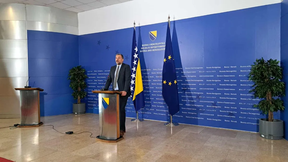 Ministar Košarac je sve vrijeme obraćajući se javnosti jednu ruku držao u džepu.